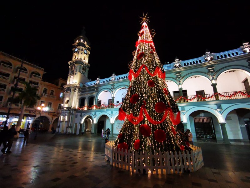 Realizan encendido de árbol navideño en el zócalo de Veracruz