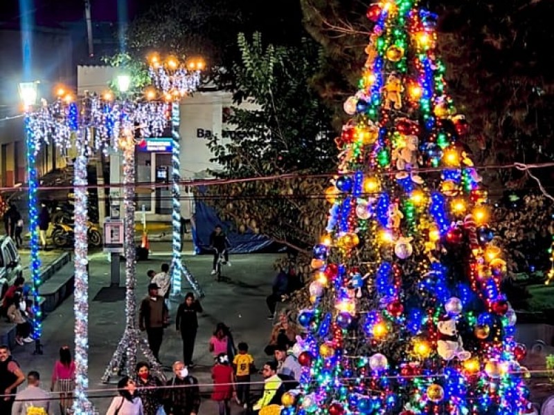 Realizan encendido del árbol navideño en la plaza de Jacona