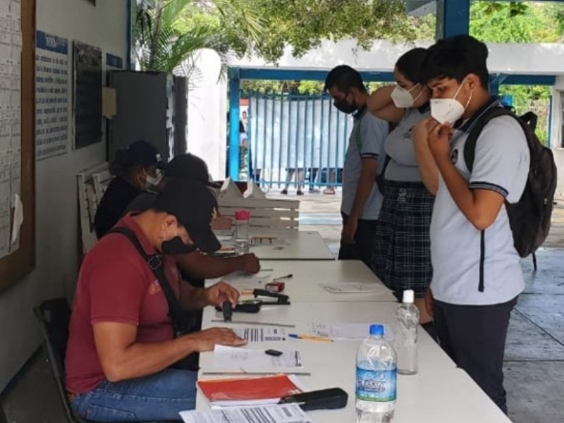 Realizan entrega de becas a niveles básicos en el istmo