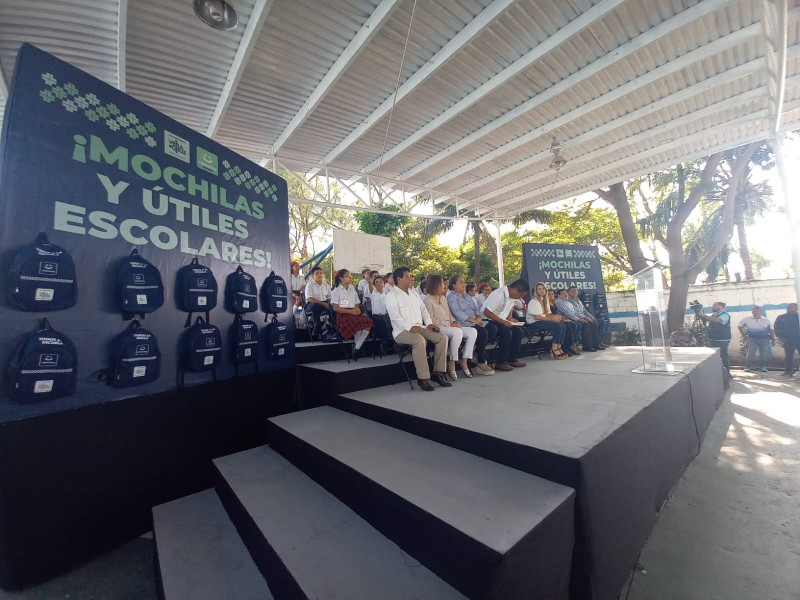 Realizan entrega de paquetes escolares en el municipio de Veracruz