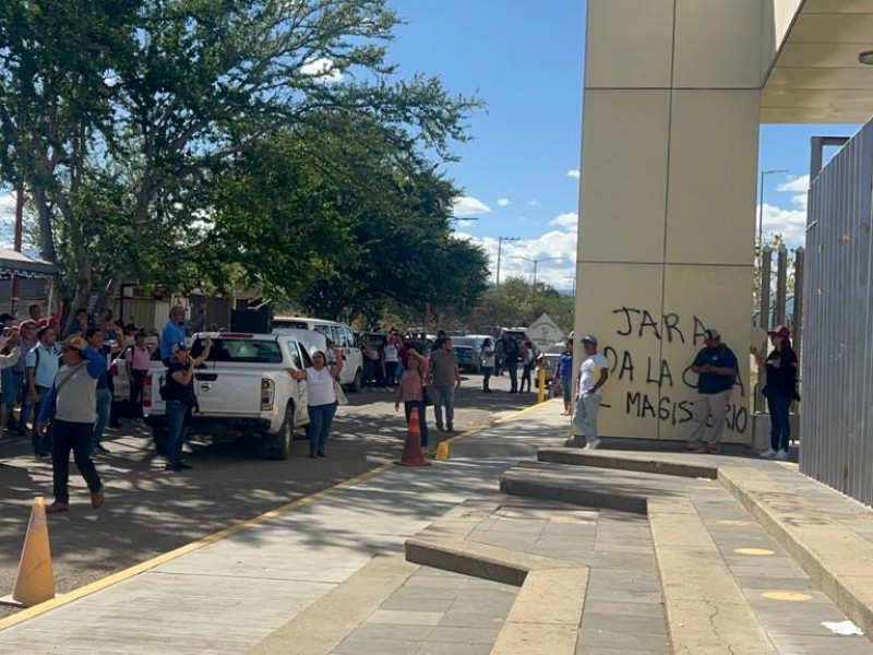 Realizan entrega de Primer Informe de gobierno; S-22 bloquea Congreso