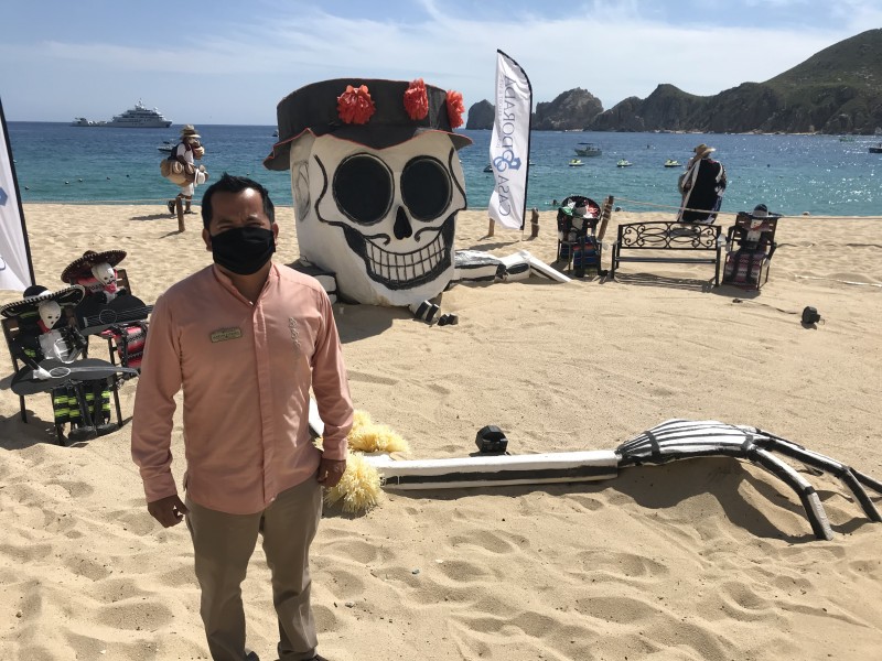 Realizan escultura de Catrina en la Playa El Médano