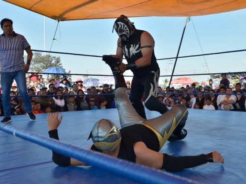 Realizan evento de lucha libre por el día del niño