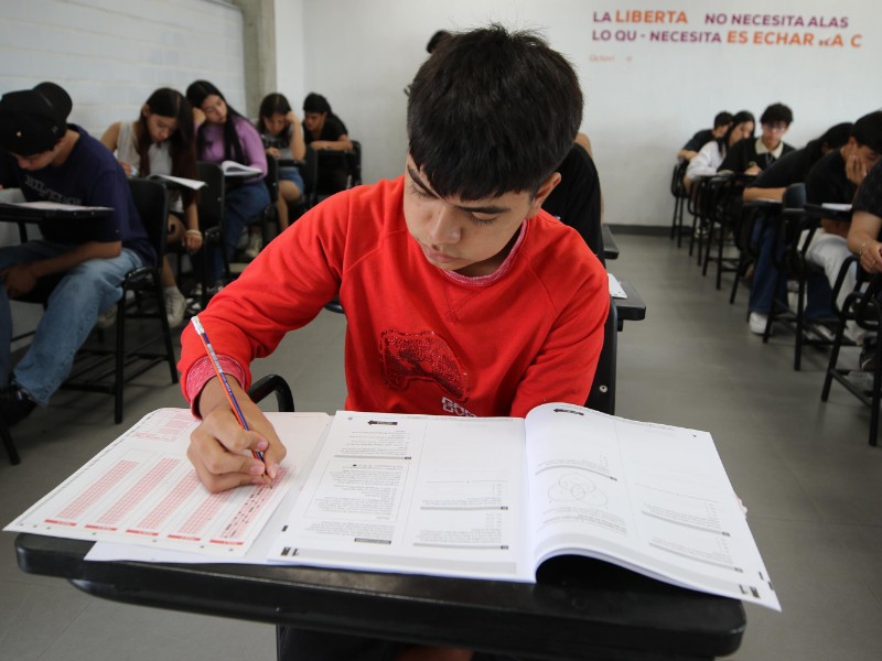 Presentan examen aspirantes a bachilleratos de la UdeG