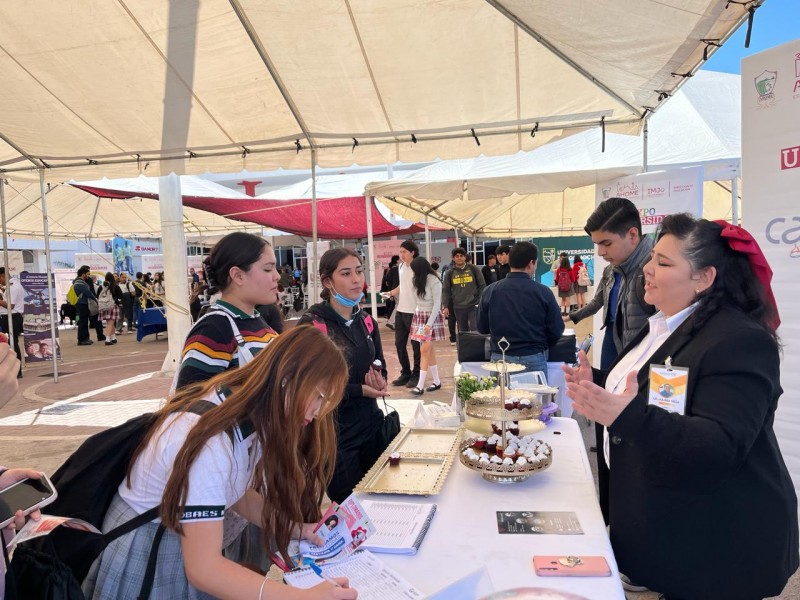 Realizan Expo Universidad 2024 para estudiantes de preparatoria