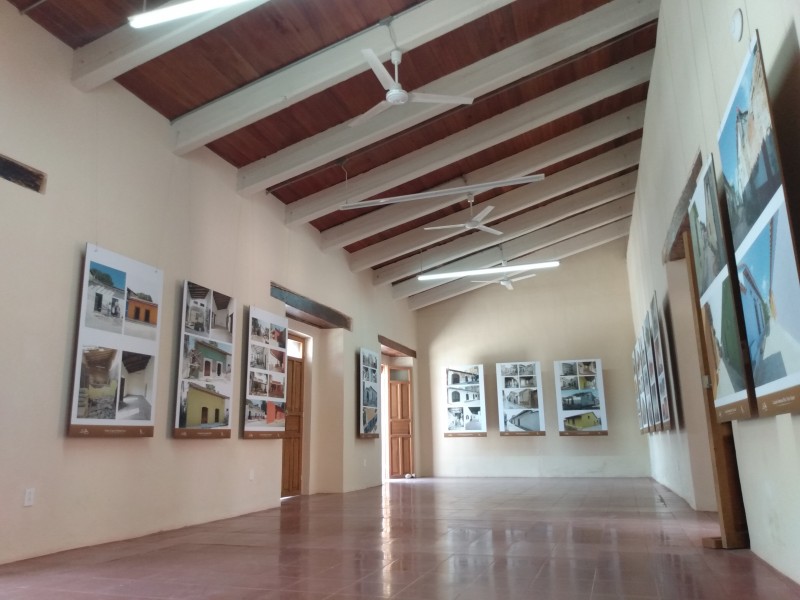 Realizan exposición fotográfica de casas dañadas por sismos