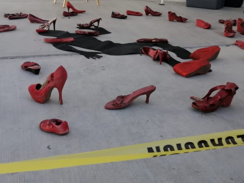 Realizan exposición Zapatos Rojos