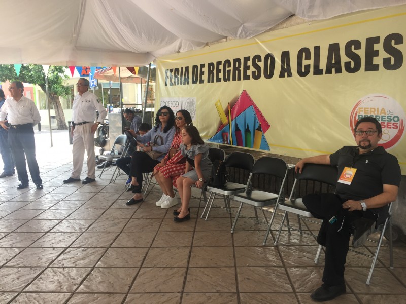 Realizan feria de regreso a clases.