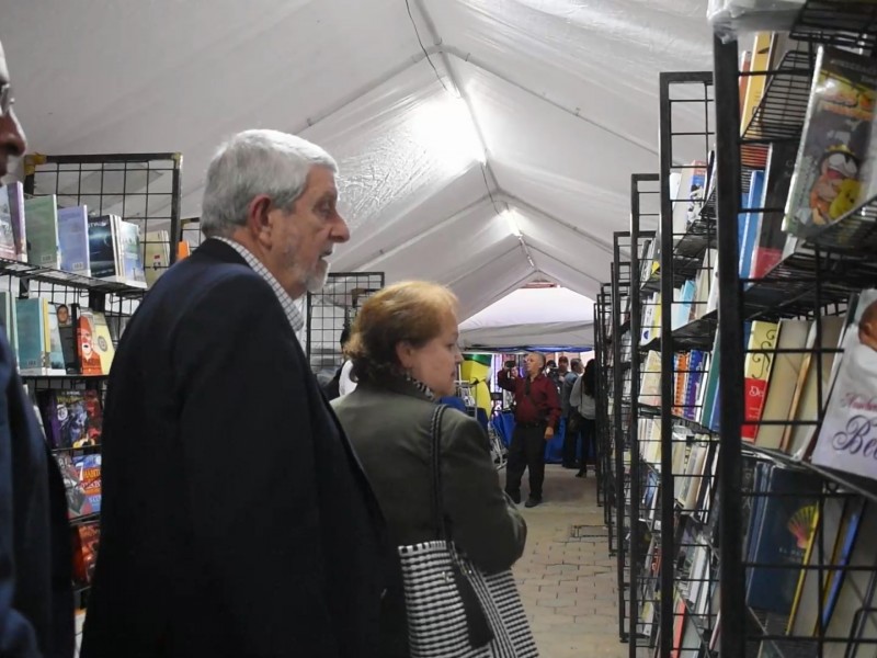 Realizan feria del libro en primer cuadro de la ciudad