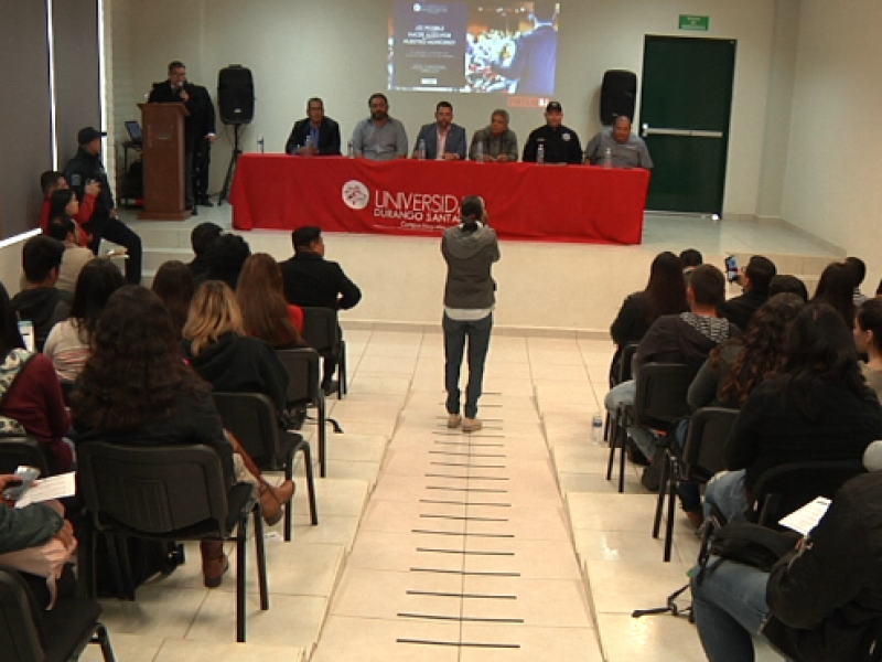 Realizan foro universitario