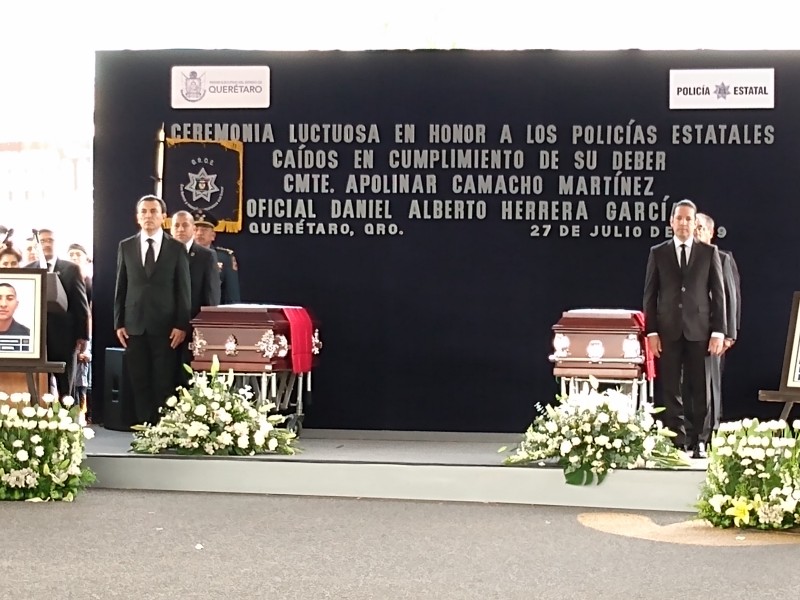 Realizan guardia de honor para policías caídos