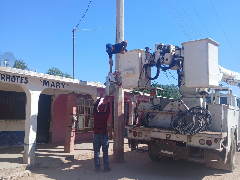 Realizan instalación de luminarias en el ejido del Yaqui