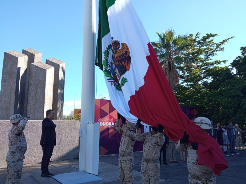 Realizan izamiento de Bandera Mexicana para celebrar el mes patrio