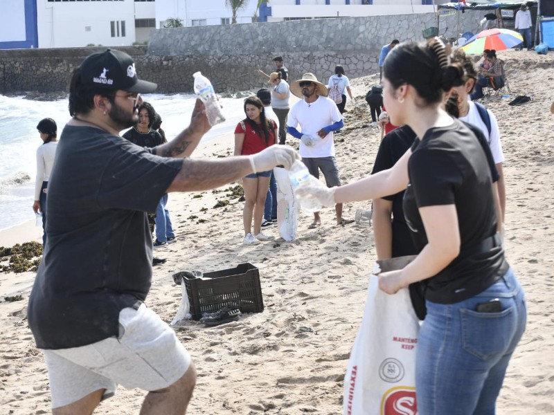 Realizan Jornada de Limpieza en Playa Pinitos en Mazatlán