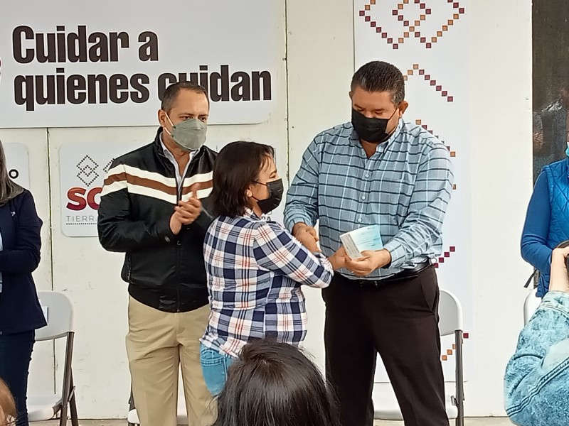 Realizan jornada de servicios y entregan apoyos