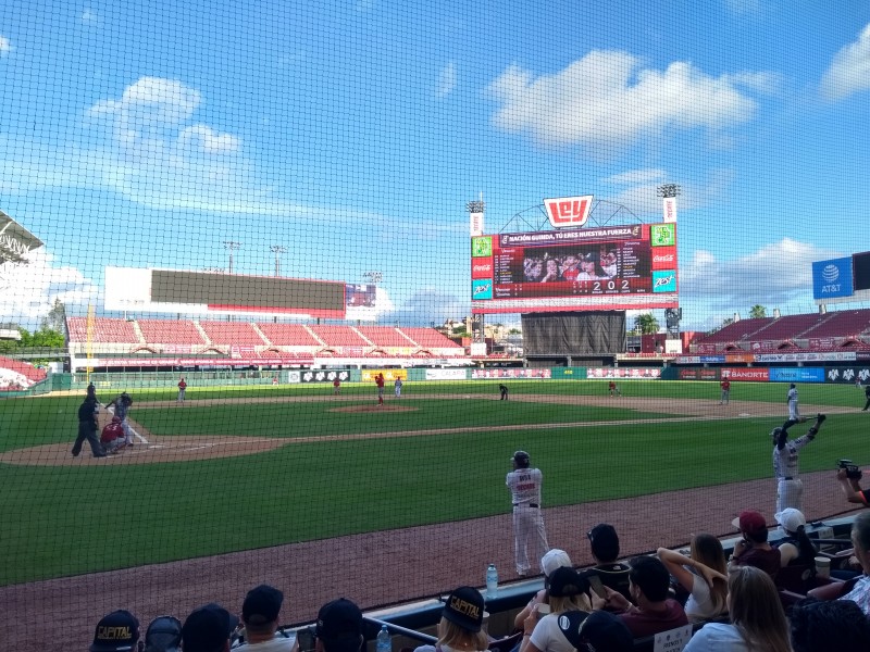 Realizan juego con causa en estadio Ángel Flores.