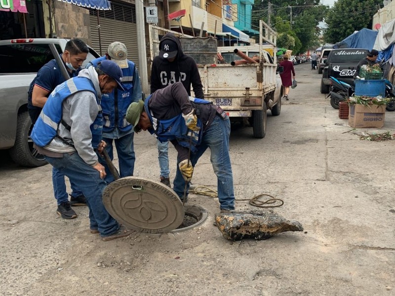 Realizan labores de desazolve en calle Ávila Camacho de Zamora