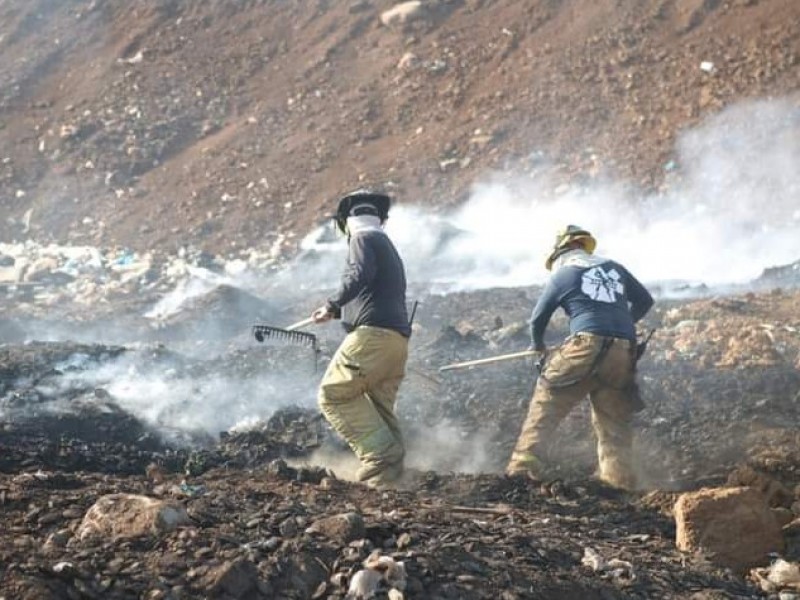 Realizan labores de enfriamiento para extinguir incendio en basurero