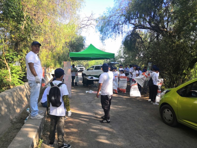 Realizan labores de limpieza en cortina de presas en SJR