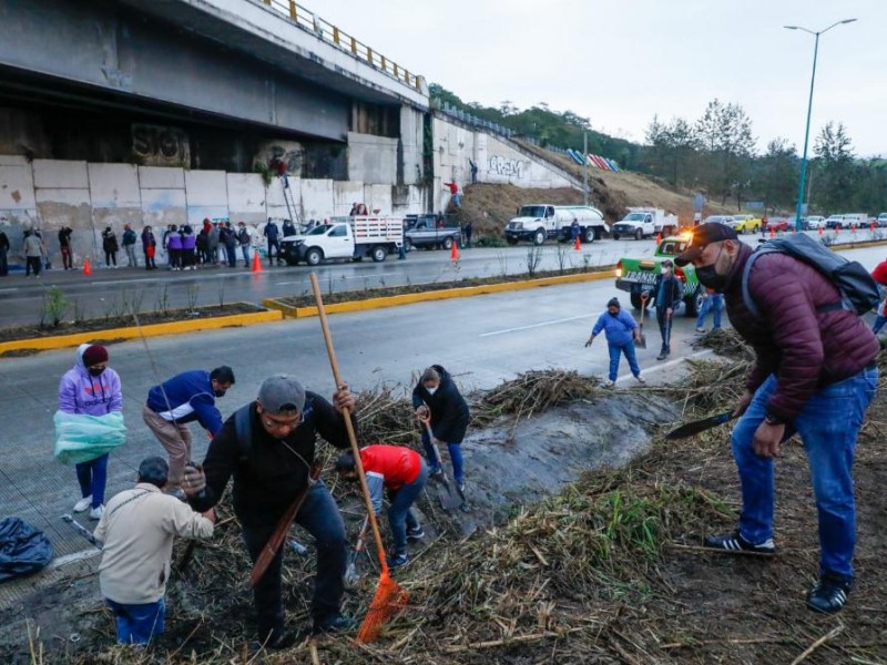 Realizan labores de limpieza en el boulevard Xalapa-Coatepec