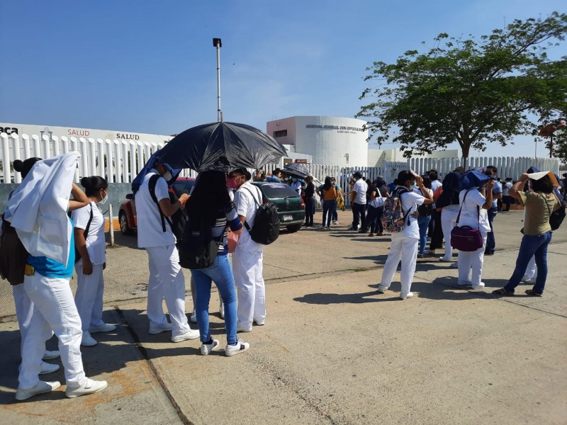 Largas filas para aplicación de segunda dosis al personal sanitario