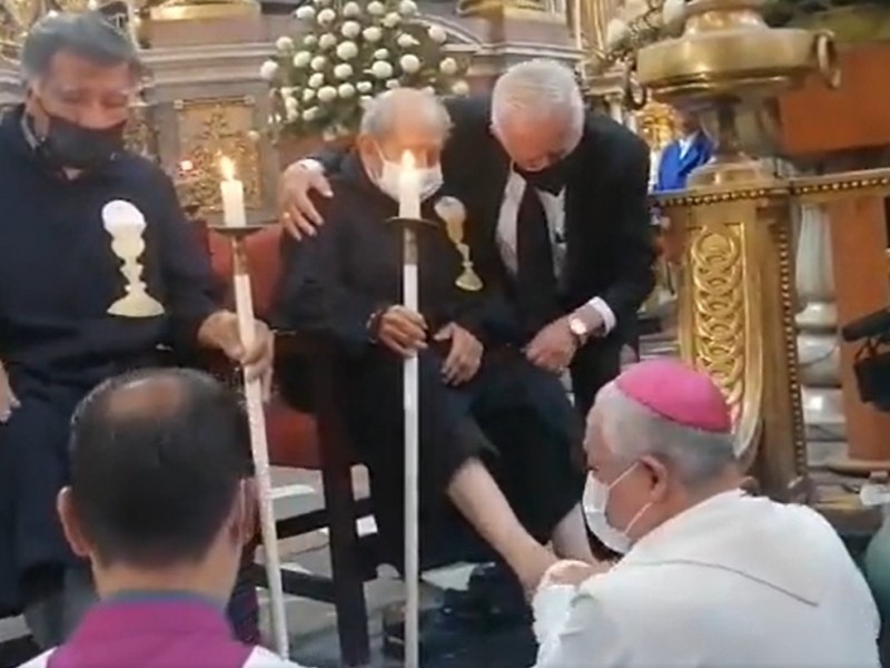 Realizan lavatorio de pies en la Catedral de Puebla