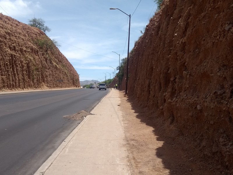 Realizan levantamiento de tierra en el periférico.