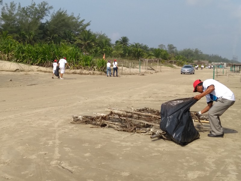 Realizan limpieza de 3 kilómetros de playa