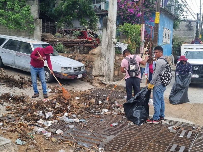 Realizan limpieza de alcantarillas para prevenir encharcamientos en Salina Cruz
