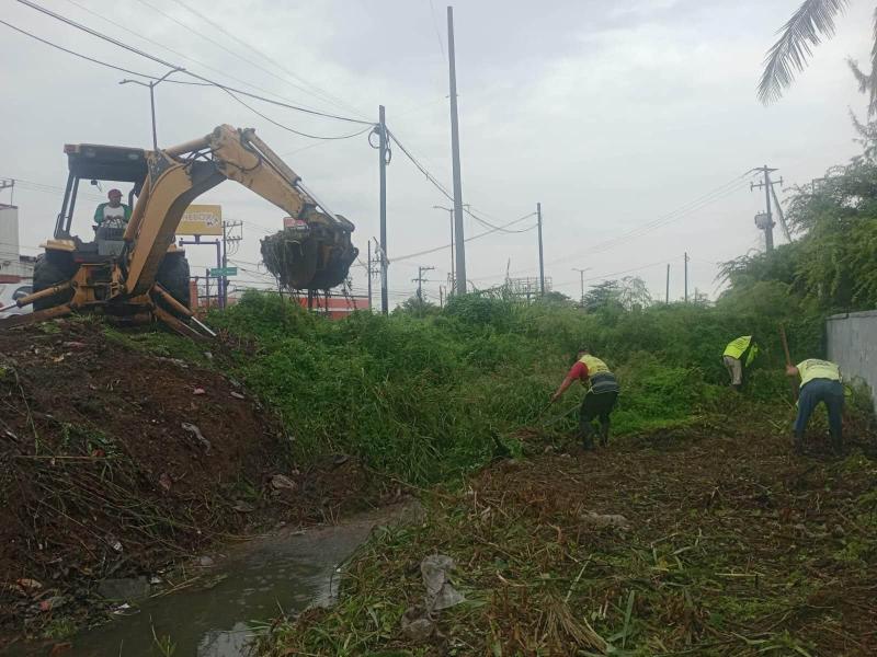 Realizan limpieza de drenes naturales para prevenir inundaciones en Juchitán