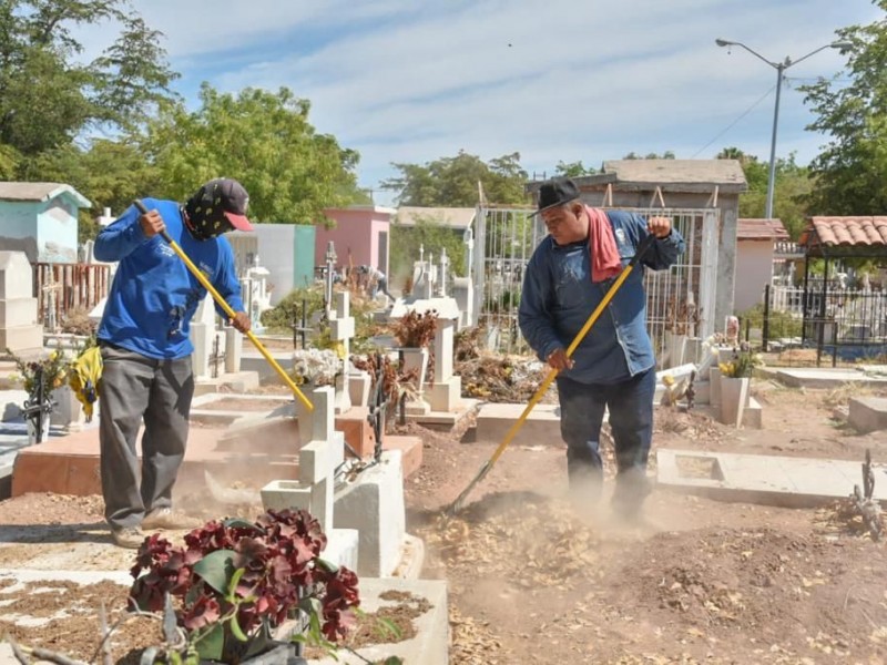 Realizan limpieza de panteones previo al Día del Padre