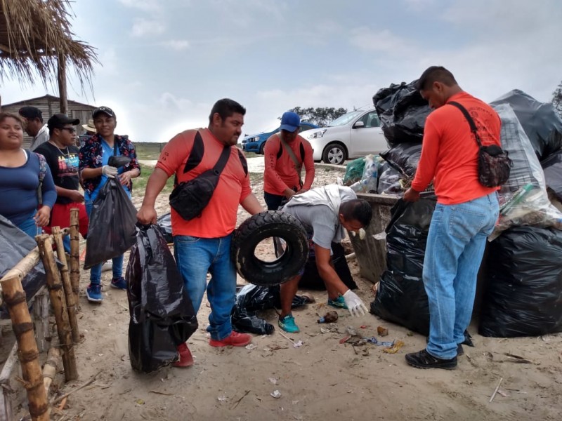 Realizan limpieza de playas