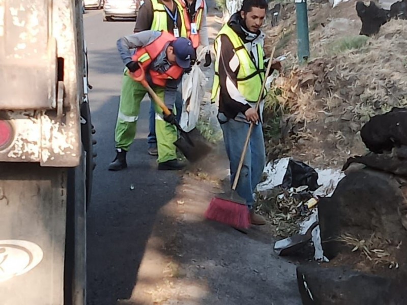 Realizan limpieza en banquetas de Av. Madero Poniente