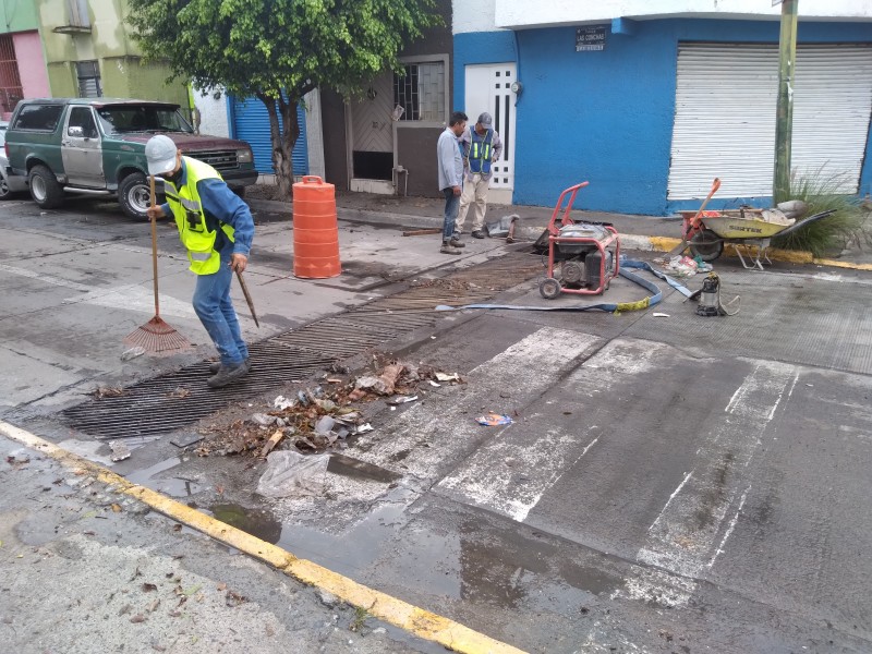 Realizan limpieza en la colonia San Carlos por lluvia nocturna
