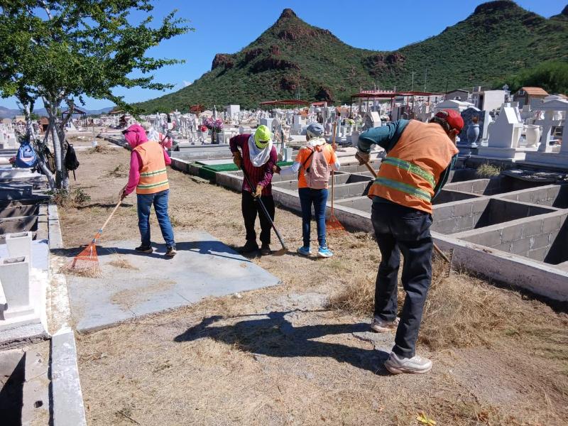Realizan limpieza en panteones de Guaymas previo al día de muertos