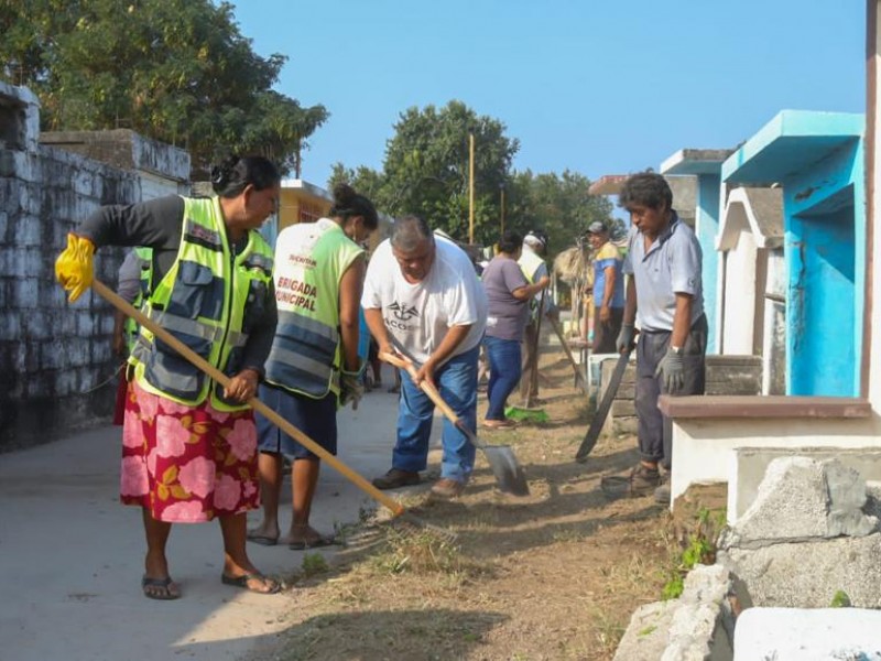 Realizan limpieza en panteones de Juchitán