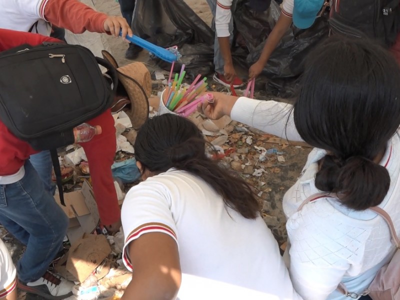 Realizan limpieza en playa de Salina Cruz tras Semana Santa