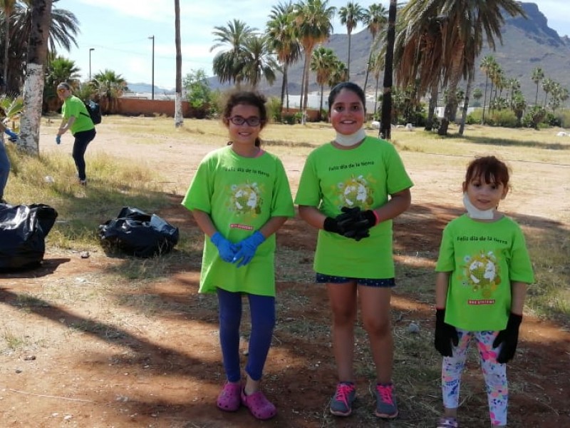 Realizan limpieza en Playas