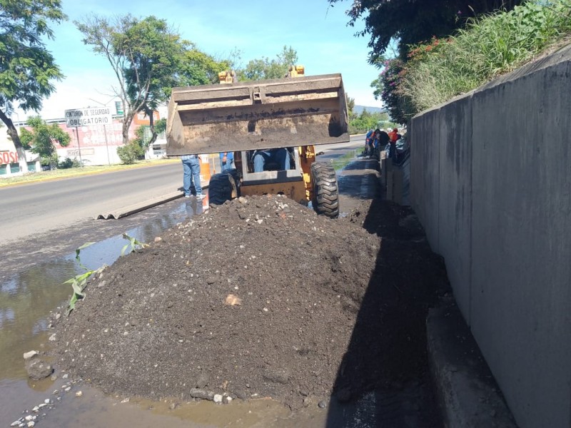 Realizan limpieza preventiva de cunetas para evitar inundaciones