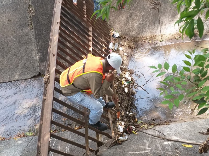 Realizan limpieza y mantenimiento en el dren pluvial Ocolusen