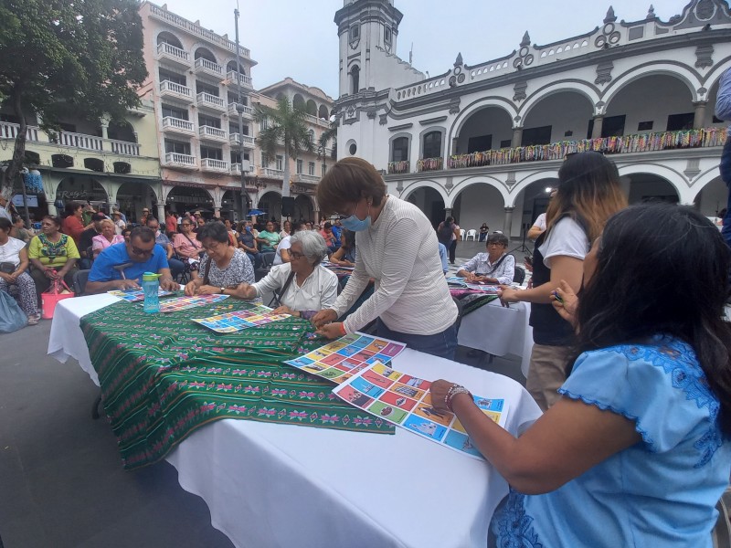 Realizan lotería jarocha en el zócalo de Veracruz