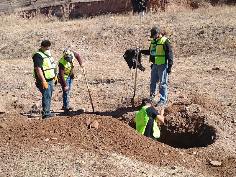 Realizan madres Buscadoras de Sonora expedición frente a panteón