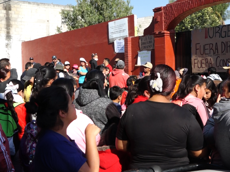 Realizan manifestación en primaria para destituir a directora en Calimaya