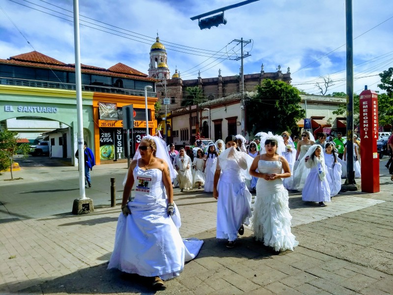 Realizan marcha caracterizadas de 