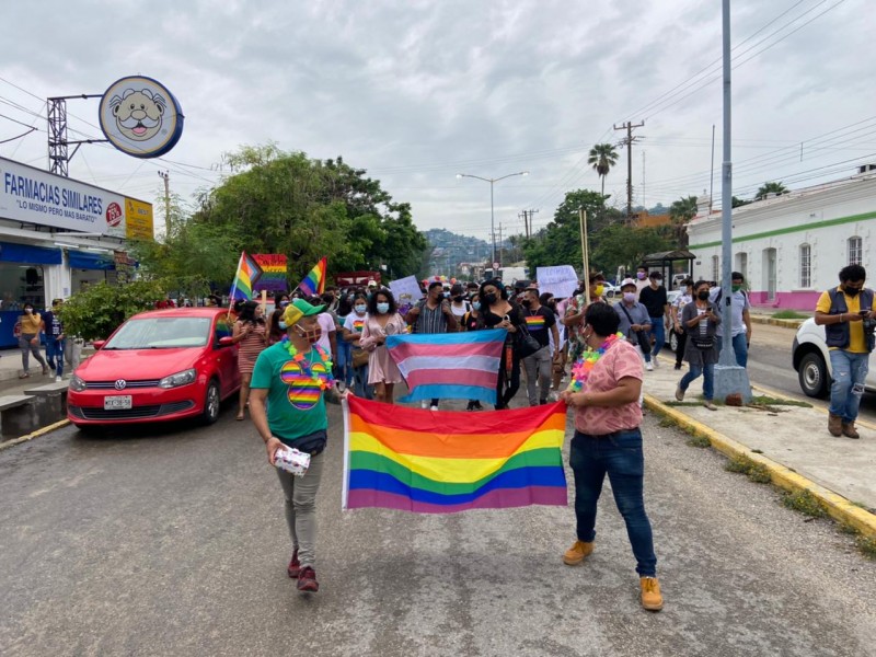 Realizan marcha conmemorativa miembros de la comunidad LGBT+