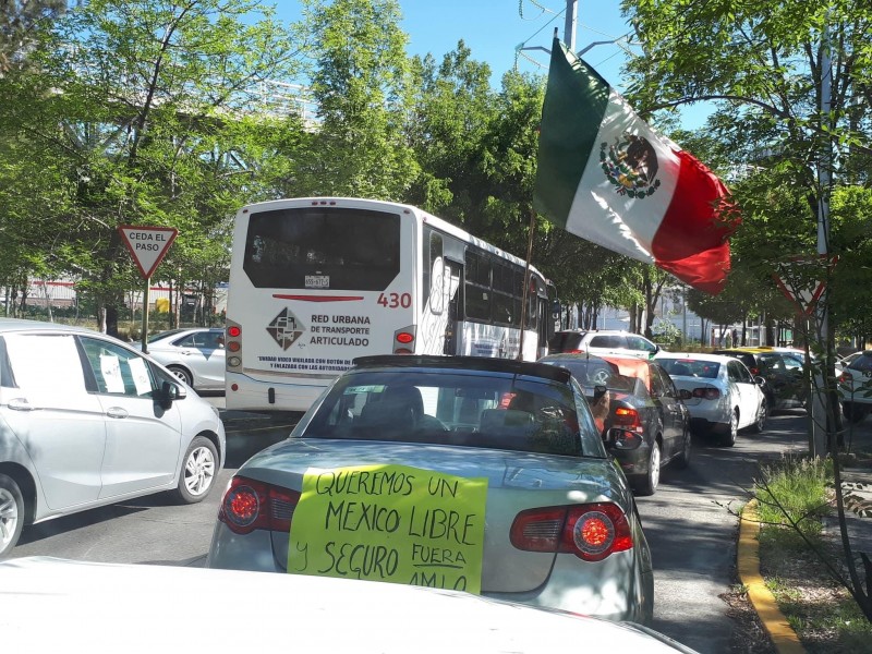 Realizan marcha contra AMLO en calles poblanas