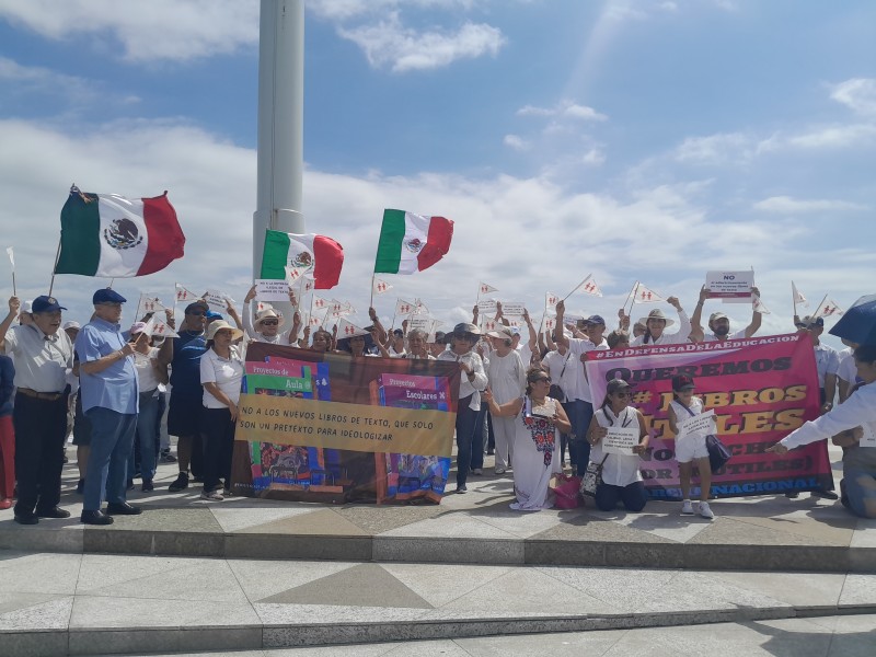 Realizan marcha contra libros de texto en Veracruz