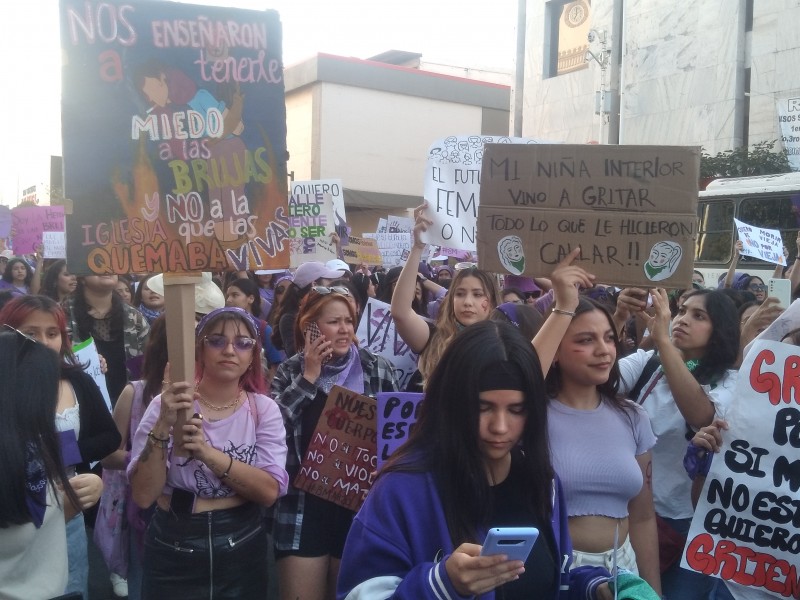 Realizan marcha del Día de la Mujer en Culiacán