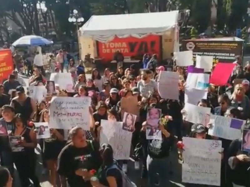 Realizan marcha en Puebla para pedir que paren los feminicidios