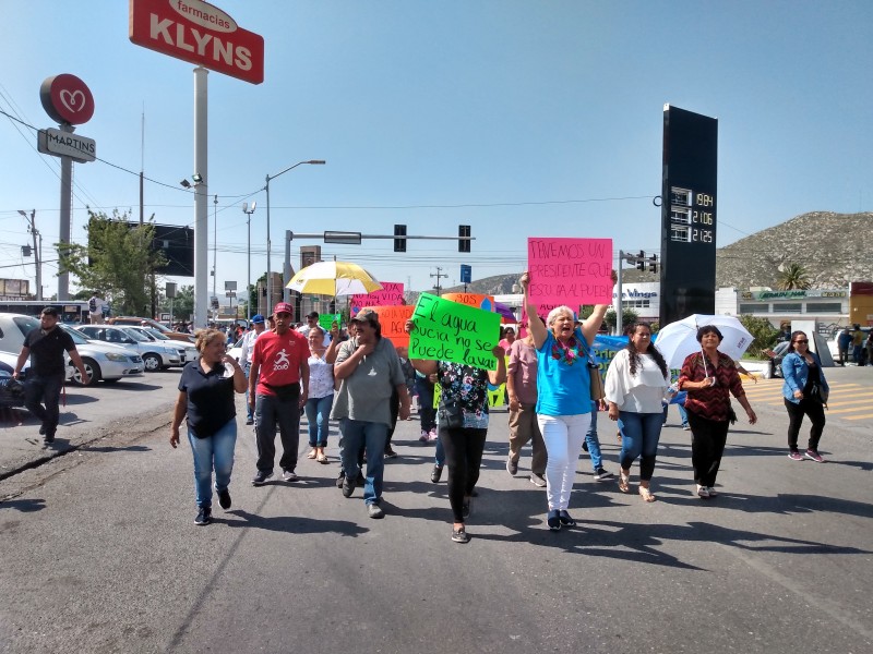 Realizan marcha en contra del metrobús